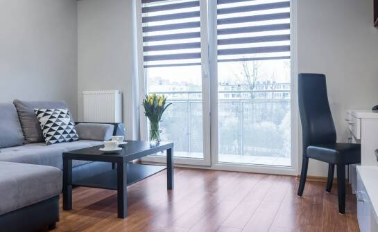 Rolety okienne – rodzaje, zastosowanie i najważniejsze zalety rozwiązań