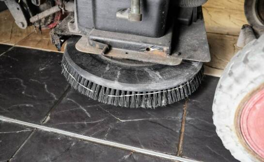 Jak skutecznie dbać o czystość posadzek dzięki myciu maszynowemu