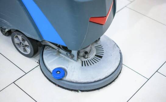 Zalety mycia maszynowego posadzek – efektywność i bezpieczeństwo powierzchni