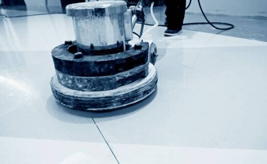 Mycie maszynowe posadzek – sprawdzone rozwiązania dla różnych powierzchni