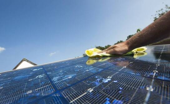 Czy regularne mycie paneli fotowoltaicznych wpływa na ich trwałość i wydajność