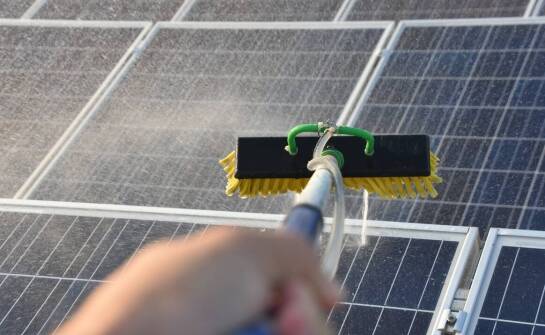 Jak bezpiecznie usuwać zabrudzenia z paneli słonecznych i zachować ich wydajność
