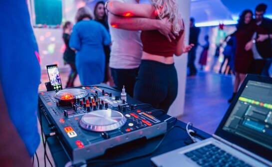 DJ Tomasz Wygoda – jak tworzy niezapomniane muzyczne wydarzenia