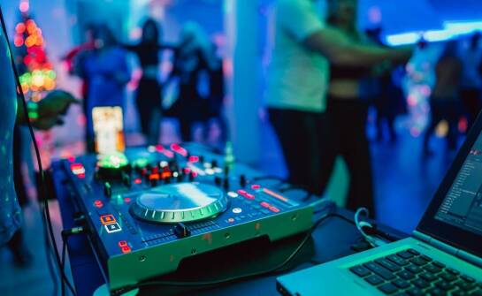 DJ Tomasz Wygoda – historia kariery i wpływ na scenę muzyczną