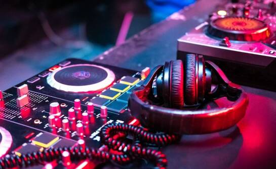 DJ Tomasz Wygoda – jak tworzy muzyczne emocje i atmosferę na imprezach