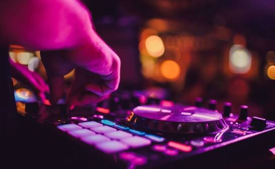 DJ Tomasz Wygoda – pasja do muzyki i niezapomniane chwile na imprezach