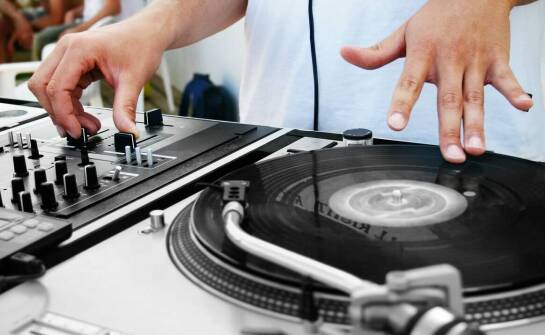 DJ Tomasz Wygoda – jak muzyka zmienia imprezy i kreuje wyjątkowy nastrój