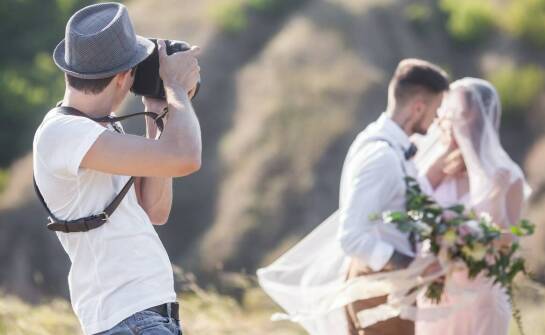Jak wybrać idealnego fotografa na ważne wydarzenie – kluczowe wskazówki