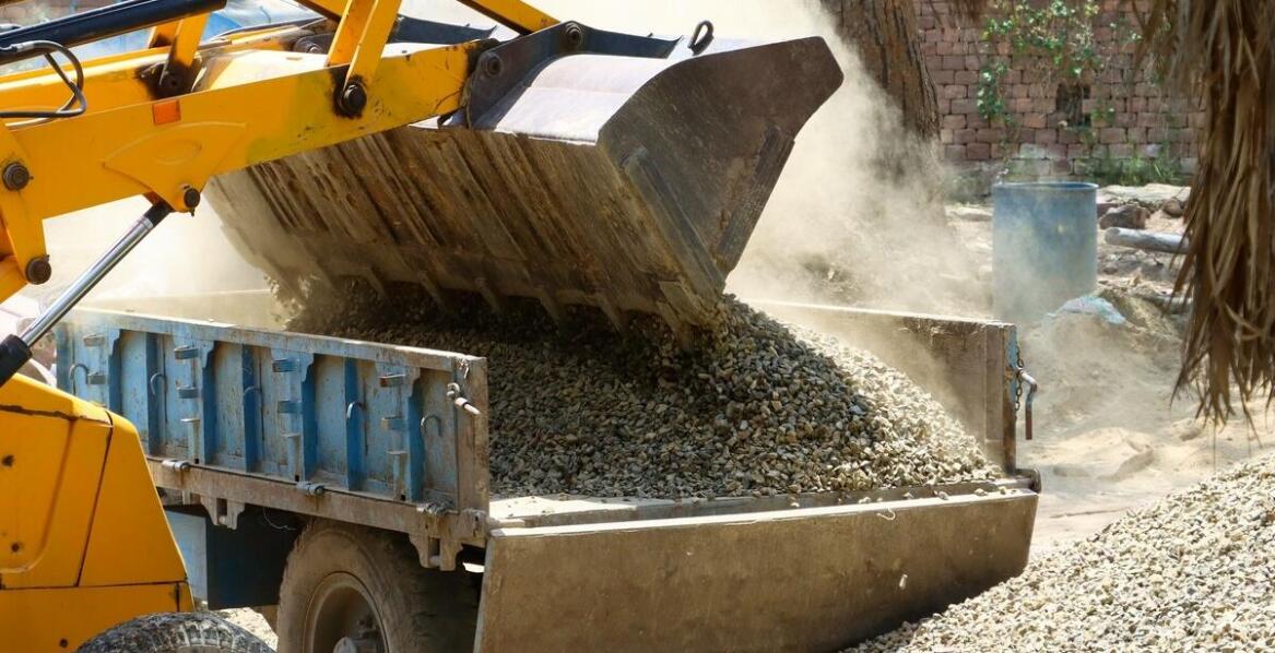 Jak przebiega wywóz żwiru i gruzu podczas prac budowlanych