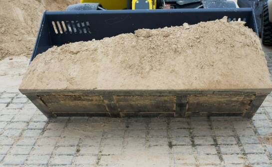 Wszystko, co warto wiedzieć o transporcie piasku na plac budowy