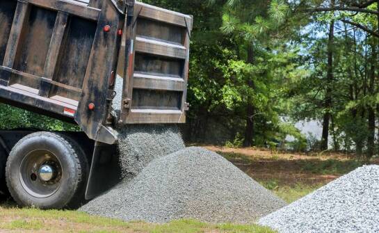 Jak wygląda proces odbioru żwiru z placu budowy oraz co warto o nim wiedzieć