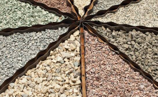 Jak wygląda transport żwiru i jak zaplanować odbiór podczas budowy