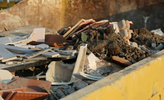 Odpady budowlane – praktyczne informacje o wywozie i segregacji materiałów