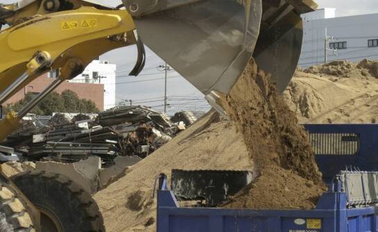 Piasek na placu budowy – jak przebiega wywóz i logistyka materiałów