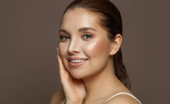 Ujędrnianie skóry twarzy – sprawdzone sposoby na młody wygląd