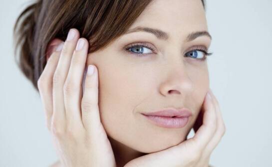 Nici kolagenowe – zastosowanie, efekty i bezpieczeństwo zabiegu na skórę