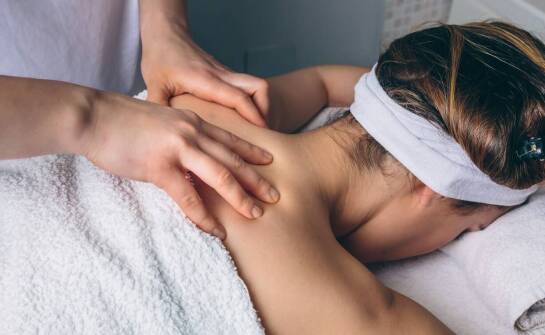 Masaż liftingujący twarzy – jak poprawić elastyczność i odmłodzić cerę