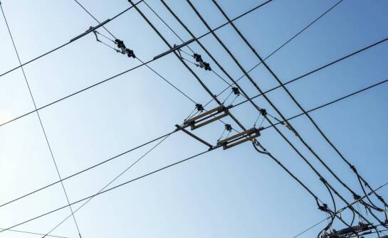 Metody wykrywania uszkodzeń w liniach kablowych – najczęstsze techniki i zastosowania