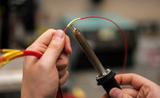 Na czym polegają próby napięciowe kabli i kiedy są stosowane?