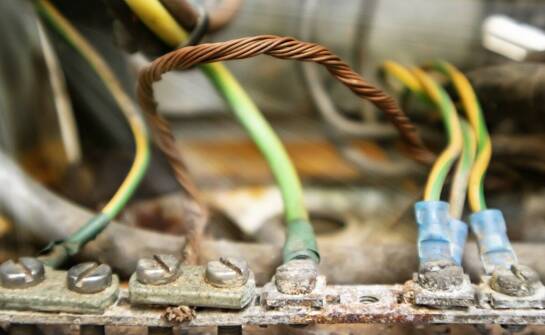 Jakie są najczęstsze przyczyny uszkodzeń kabli i jak je lokalizować?