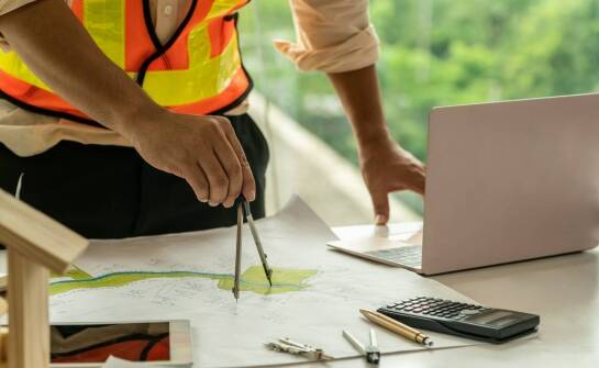 Jakie usługi świadczy biuro geodety i kiedy są niezbędne w różnych branżach