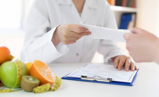 Czym zajmuje się dietetyk kliniczny i jakie korzyści niesie współpraca z nim