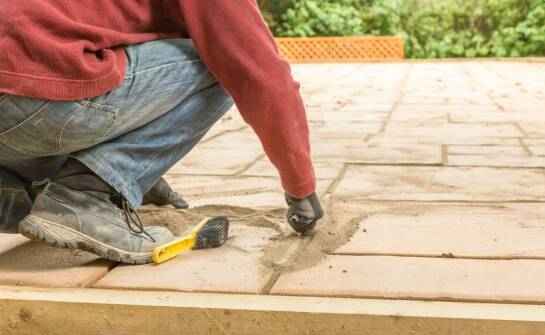 Jak prawidłowo ułożyć płyty tarasowe – najważniejsze zasady i porady