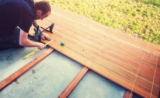 Krok po kroku: jak przebiega układanie płyt tarasowych na różnych podłożach