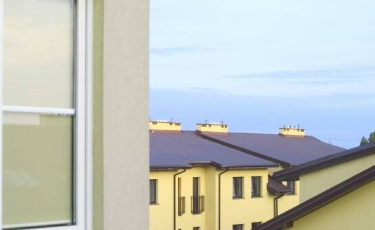 Hydroizolacja balkonów i tarasów oraz ocieplenie domu – kluczowe etapy budowy