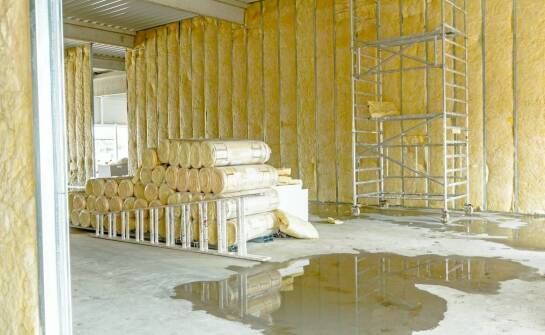 Zabezpieczenie pomieszczeń specjalnych przed wilgocią – sprawdzone metody hydroizolacji