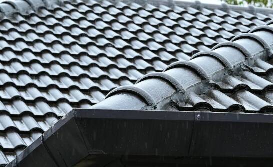 Skuteczne zabezpieczenie dachów technicznych przed wilgocią i uszkodzeniami