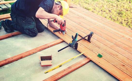 Układanie płyt tarasowych – najważniejsze etapy i praktyczne wskazówki