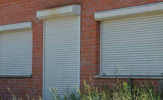 Rolety zewnętrzne – funkcje, rodzaje i najważniejsze korzyści użytkowania