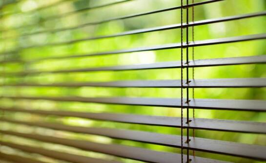 Rzymskie rolety zewnętrzne – stylowa osłona okien i ochrona przed słońcem