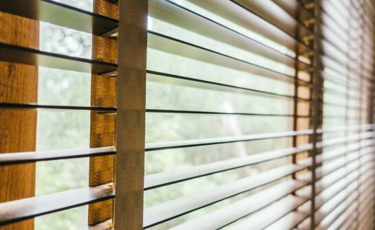 Jak dopasować rolety zewnętrzne do aranżacji domu?