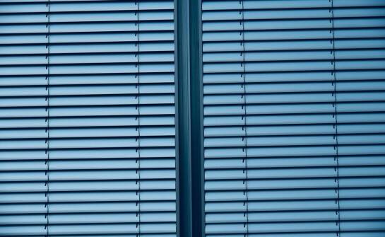 Rolety zewnętrzne – jakie rozwiązania oferuje rynek i na co zwrócić uwagę