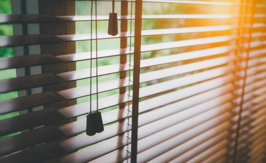 Rolety zewnętrzne – praktyczne zastosowania i wpływ na codzienne życie
