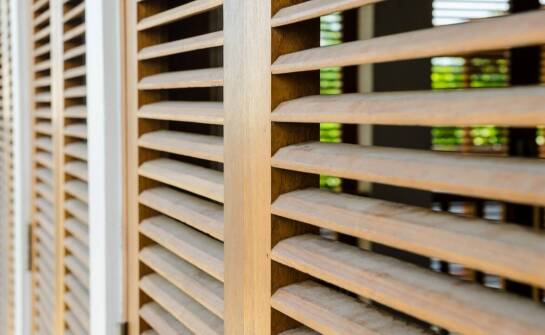 Rolety zewnętrzne – kluczowe aspekty wyboru i trendy na rynku osłon okiennych