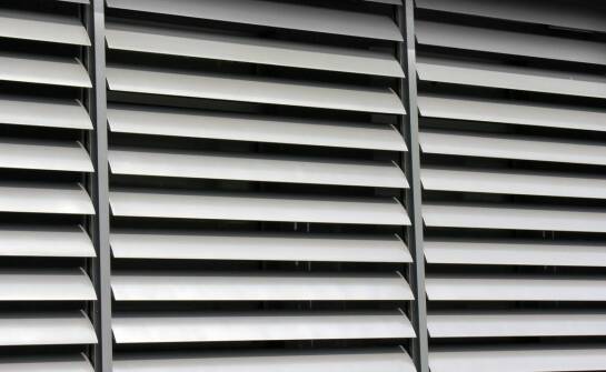 Rolety zewnętrzne – skuteczna ochrona przed upałem, hałasem i włamaniem