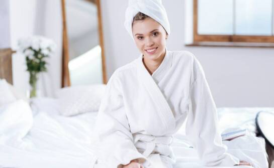 Szlafroki kosmetyczne – komfort i styl w codziennych rytuałach pielęgnacyjnych