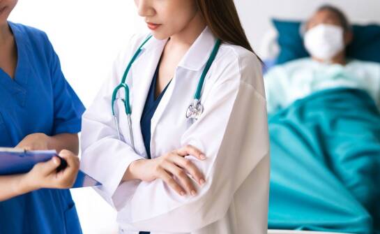 Fartuchy medyczne – kluczowe aspekty wyboru i komfort pracy w ochronie zdrowia