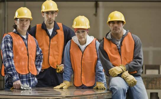 Jak wybrać odpowiednie ubrania robocze? Kluczowe informacje i wskazówki