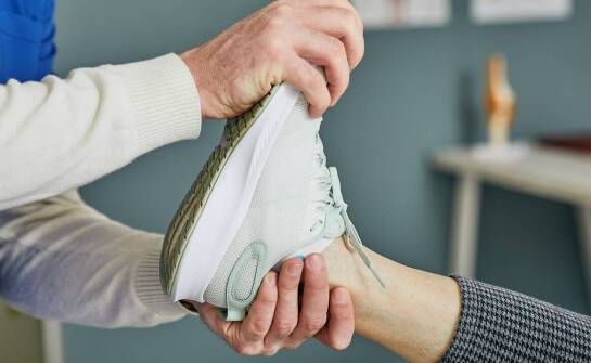 Obuwie medyczne – najważniejsze funkcje, materiały i zastosowania w pracy