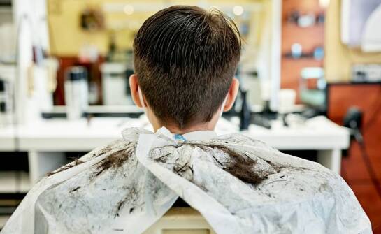 Jednorazowe peleryny fryzjerskie – zastosowanie i funkcje w salonach urody