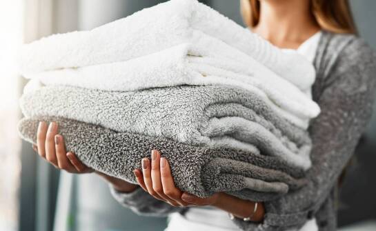 Ręczniki w codziennym użyciu – materiały, chłonność i praktyczne zastosowania