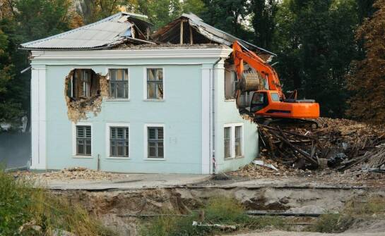 Wyburzenia budynków – co warto wiedzieć przed rozpoczęciem prac?