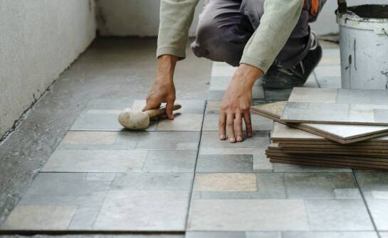 Trendy w układaniu kostki brukowej – inspiracje do aranżacji przestrzeni