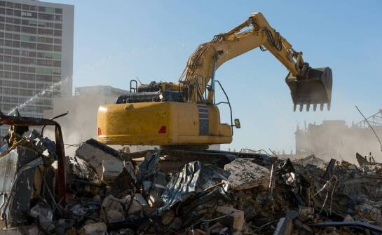 Bezpieczeństwo i kluczowe aspekty podczas wyburzania obiektów budowlanych