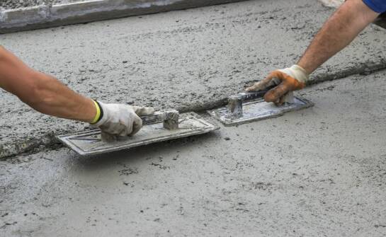 Kostka brukowa w przestrzeni wokół domu – pomysły, funkcje i zalety