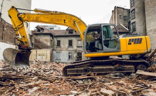 Nowoczesne metody rozbiórki – jak przebiegają prace wyburzeniowe?